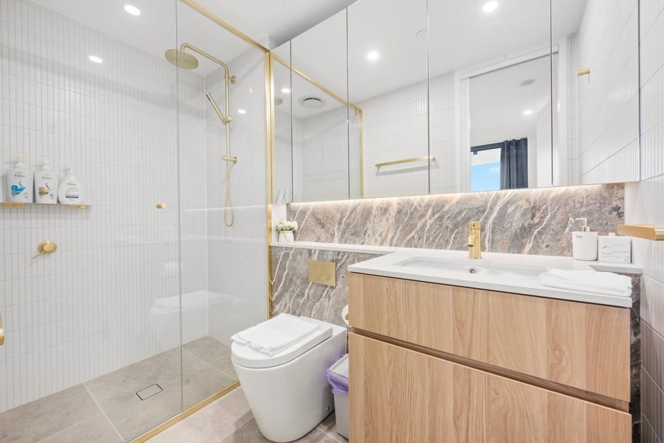 Shower, Toilet, Bathroom, towels