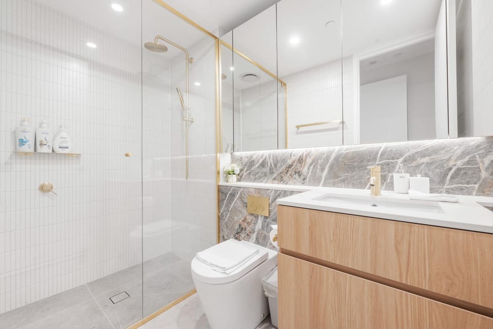 Shower, Toilet, Bathroom, towels