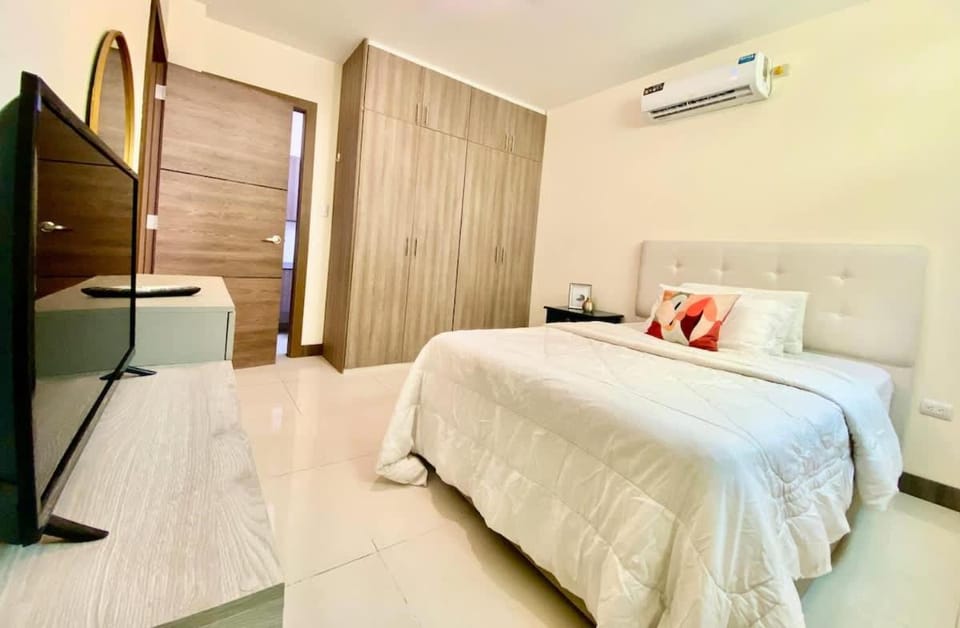 Lovely 2BD City Condo with parking House in Guayaquil