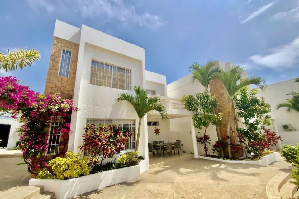 Gorgeous Beach house 3BD Pool and BBQ House in Santa Elena Province