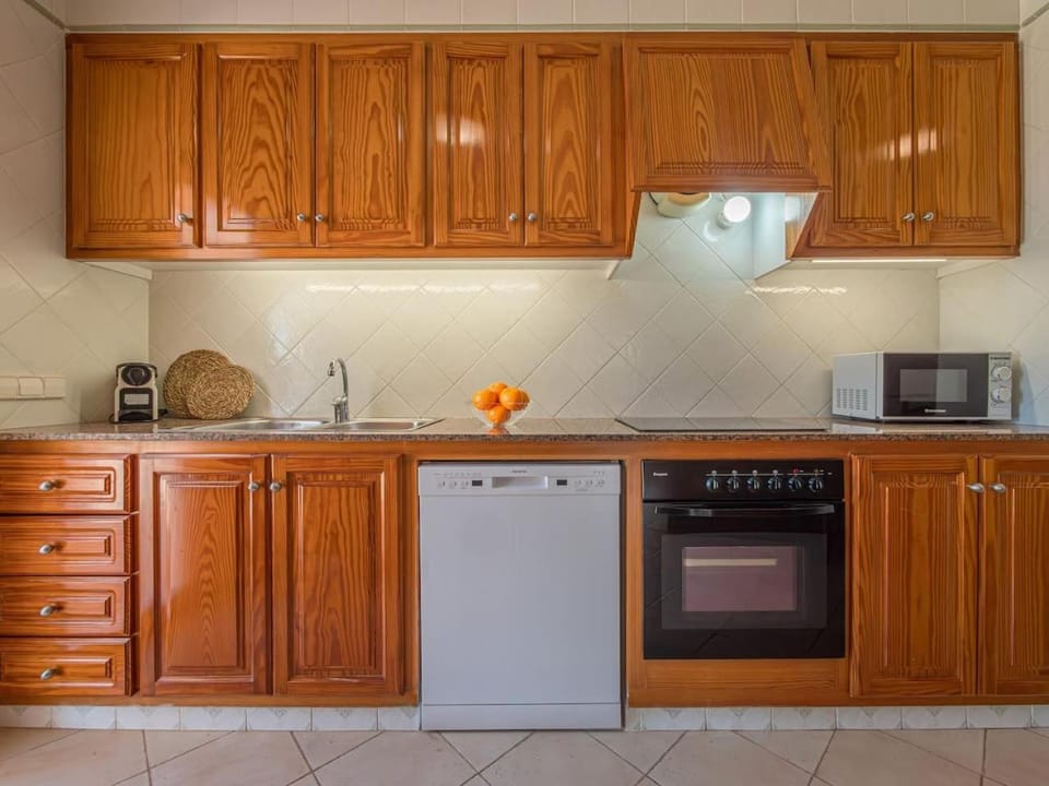 Kitchen or kitchenette, dishwasher, stove