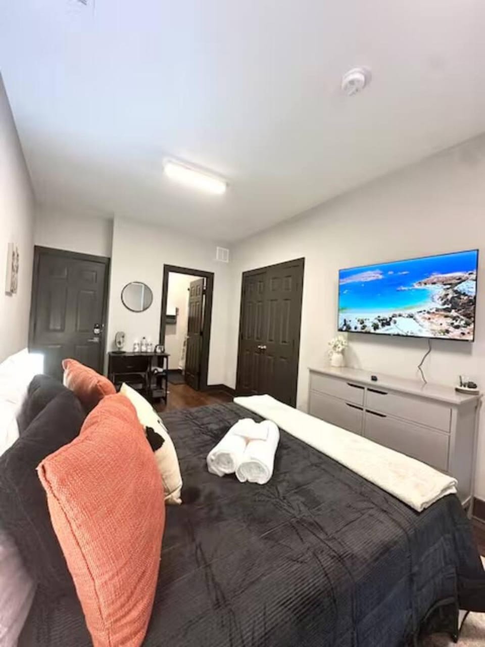 Bed, TV and multimedia, Bedroom