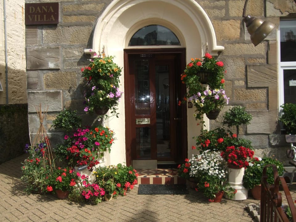 Property building, Facade/entrance, Garden