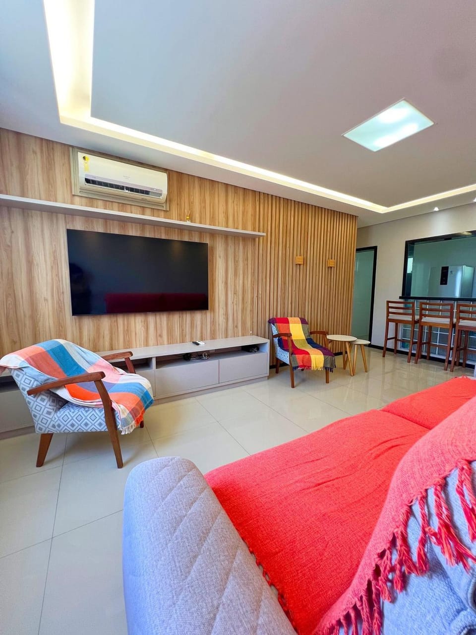 Communal lounge/ TV room, TV and multimedia, Living room, Seating area, air conditioner