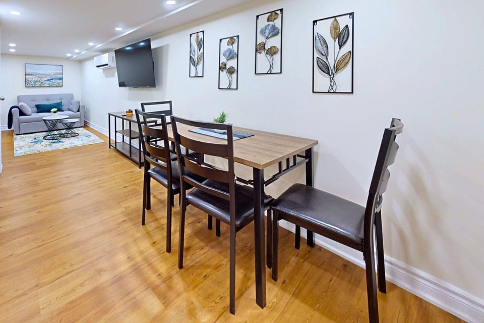 Modern Basement Near Little Italy Walk to Transit - Casa Hotels College Hotel in Toronto