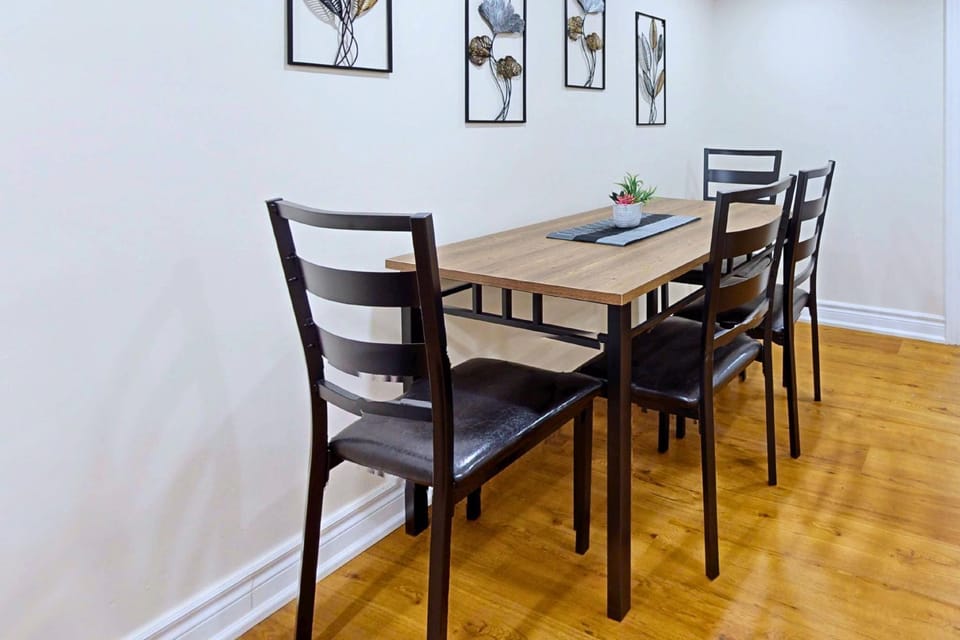 Modern Basement Near Little Italy Walk to Transit - Casa Hotels College Hotel in Toronto
