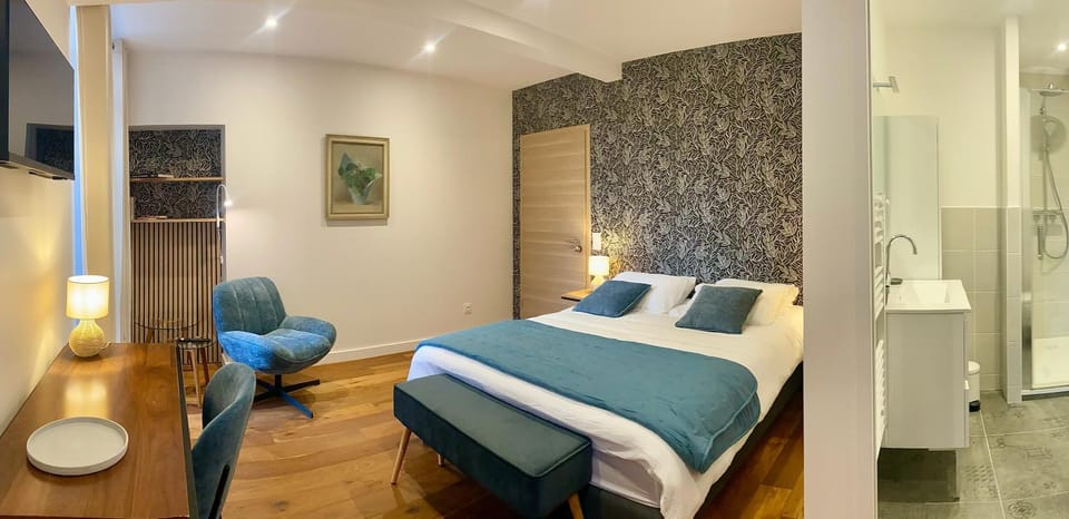 Photo of the whole room, Bedroom