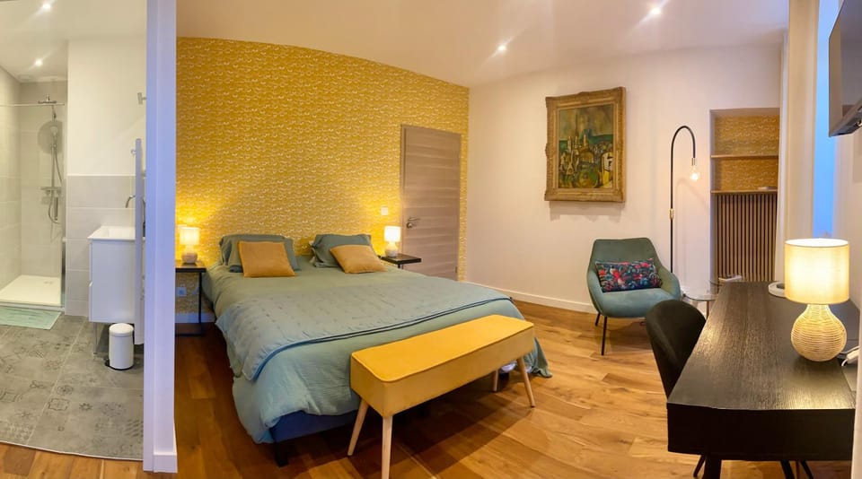 Bed, TV and multimedia, Photo of the whole room, Seating area, Bedroom