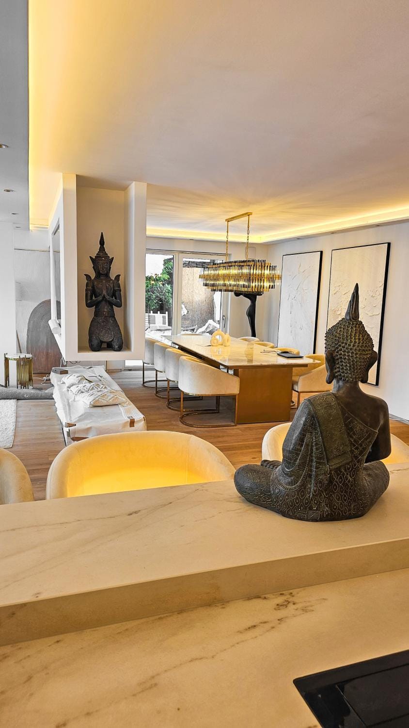 Luxurious large home with Pool, Garden, Koi Pond only 12 min to Octoberfest Apartment in Munich
