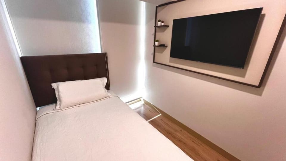Bed, TV and multimedia, Photo of the whole room, Bedroom