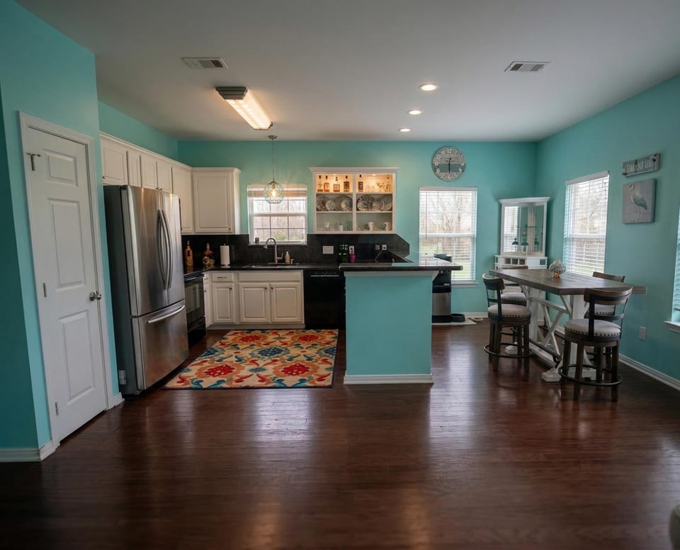 Steps to the Beach l Cozy Interior House in Surfside Beach