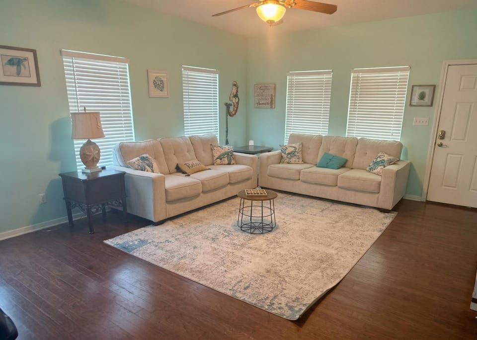 Steps to the Beach l Cozy Interior House in Surfside Beach