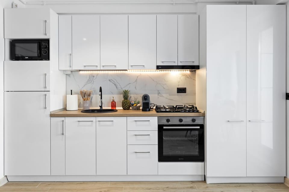 Coffee/tea facilities, microwave, oven, stove