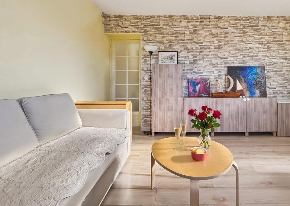 T2 rénové, calme avec terrasse en centre-ville Apartment in Saint-Maur-des-Fossés