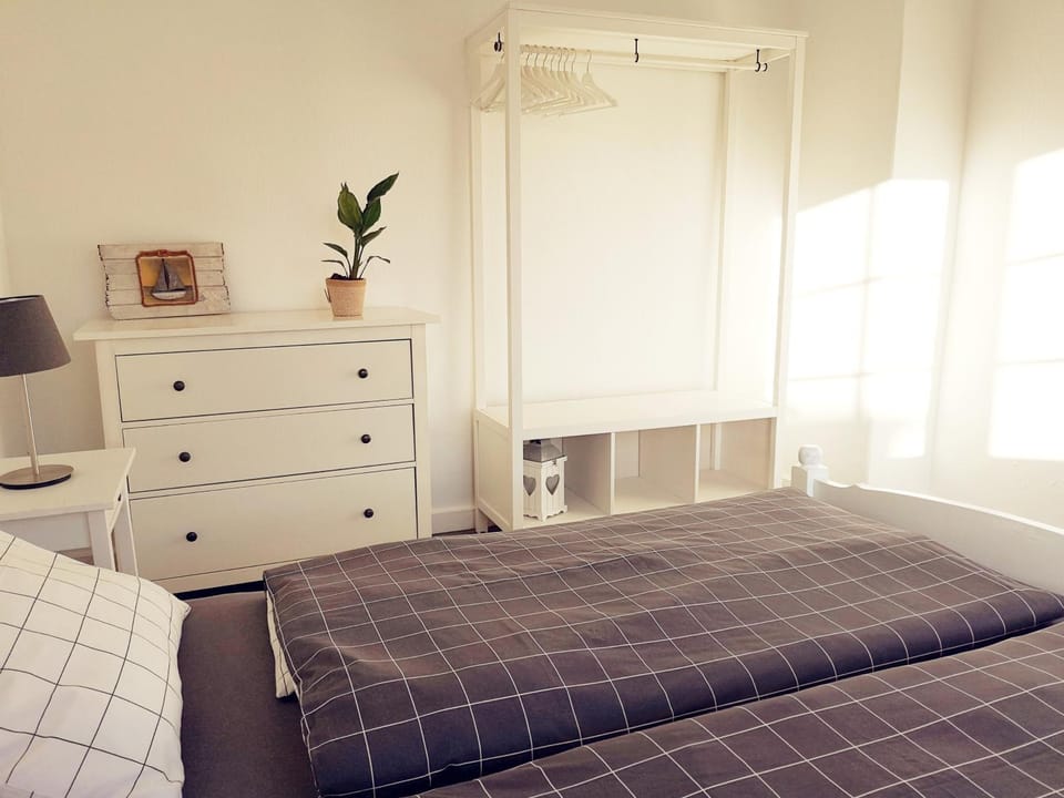 Bed, Bedroom, heating, internet, wardrobe
