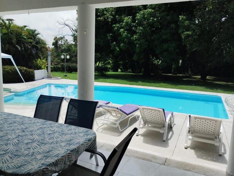 Casa 4 dormitorios en Condominio El Peñón, Girardot House in Girardot