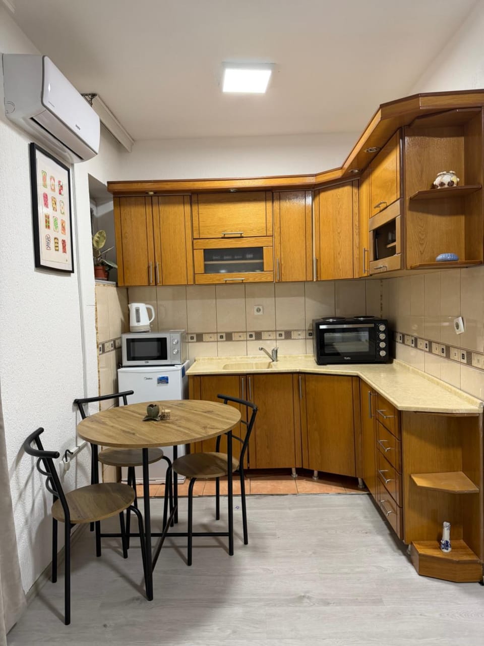 Kitchen or kitchenette, Dining area, oven