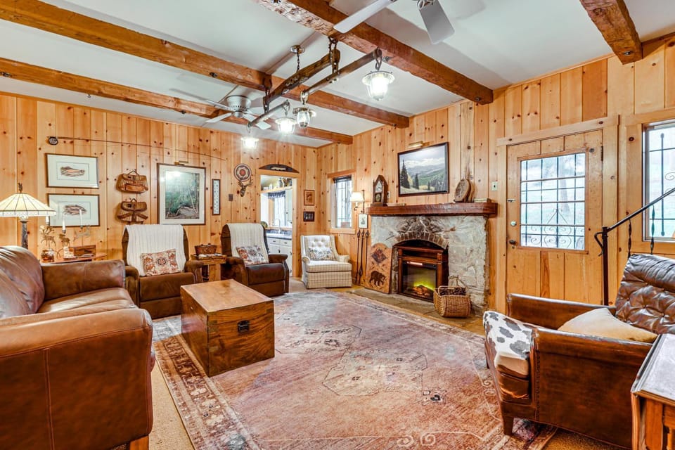 Gateway to Sequoia Nat’l! Rustic Cabin w/ Patio Cabin in Camp Nelson