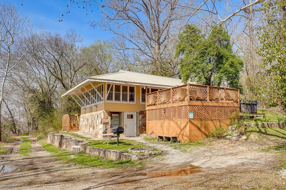 Hot Tubs, Boat Dock! 2-Unit 1950s Taneycomo Escape House in Rockaway Beach
