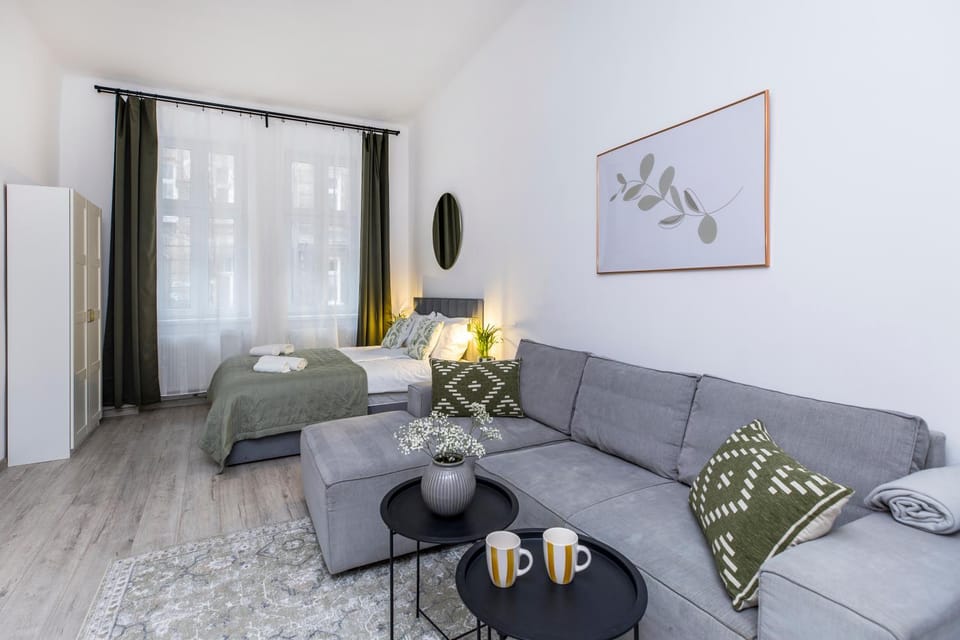 Bed, TV and multimedia, Seating area, Bedroom, Entertainment, group of guests, internet, wardrobe
