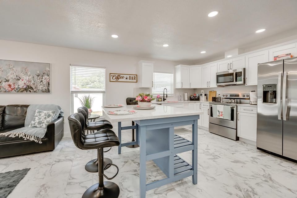 Game Room + Yard: Tampa Home By Theme Parks! House in Lake Magdalene