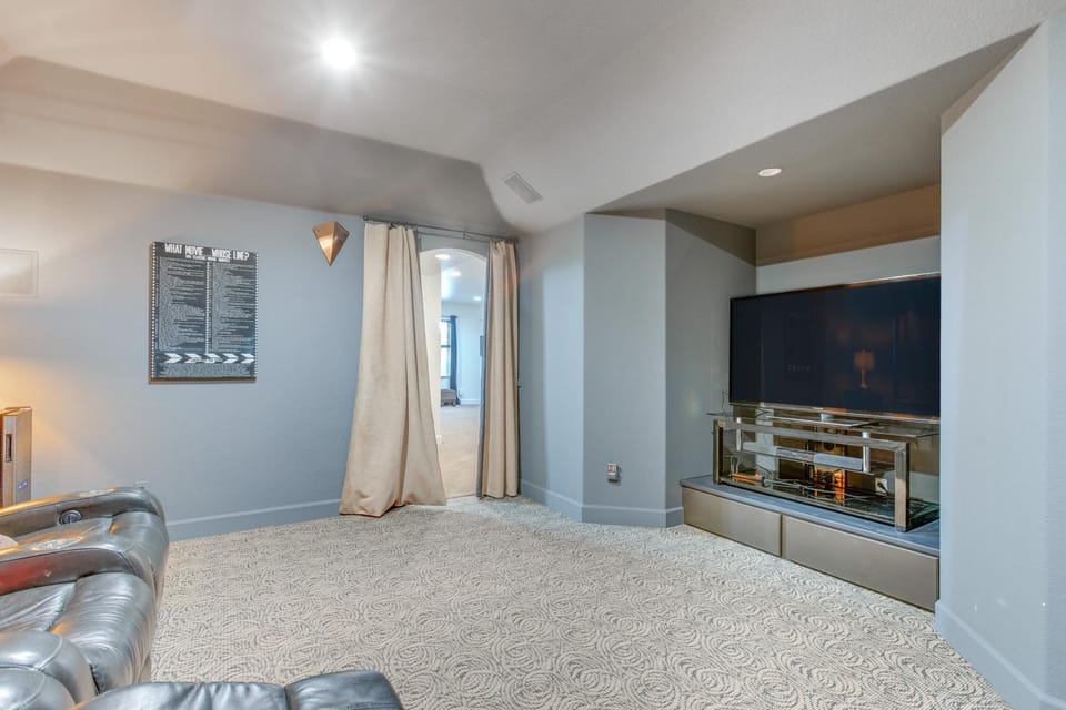 Home Theater & Game Area! Spacious Home in Aurora House in Aurora