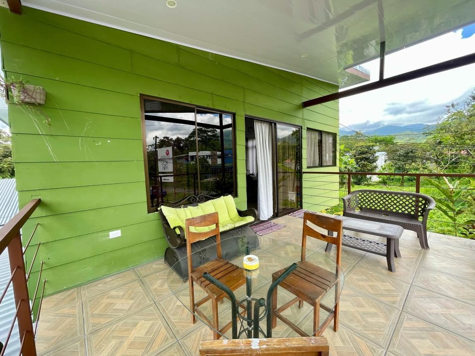Arenal Views, Pool & 5min to Waterfall & Town Apartment in Alajuela Province