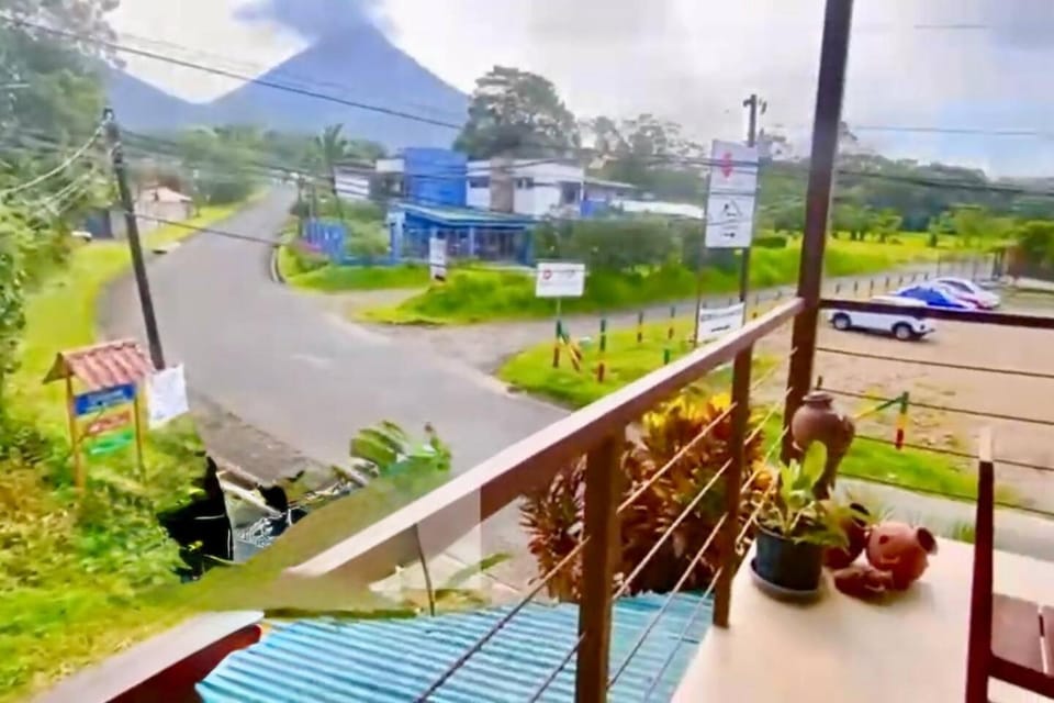 Arenal Views, Pool & 5min to Waterfall & Town Apartment in Alajuela Province
