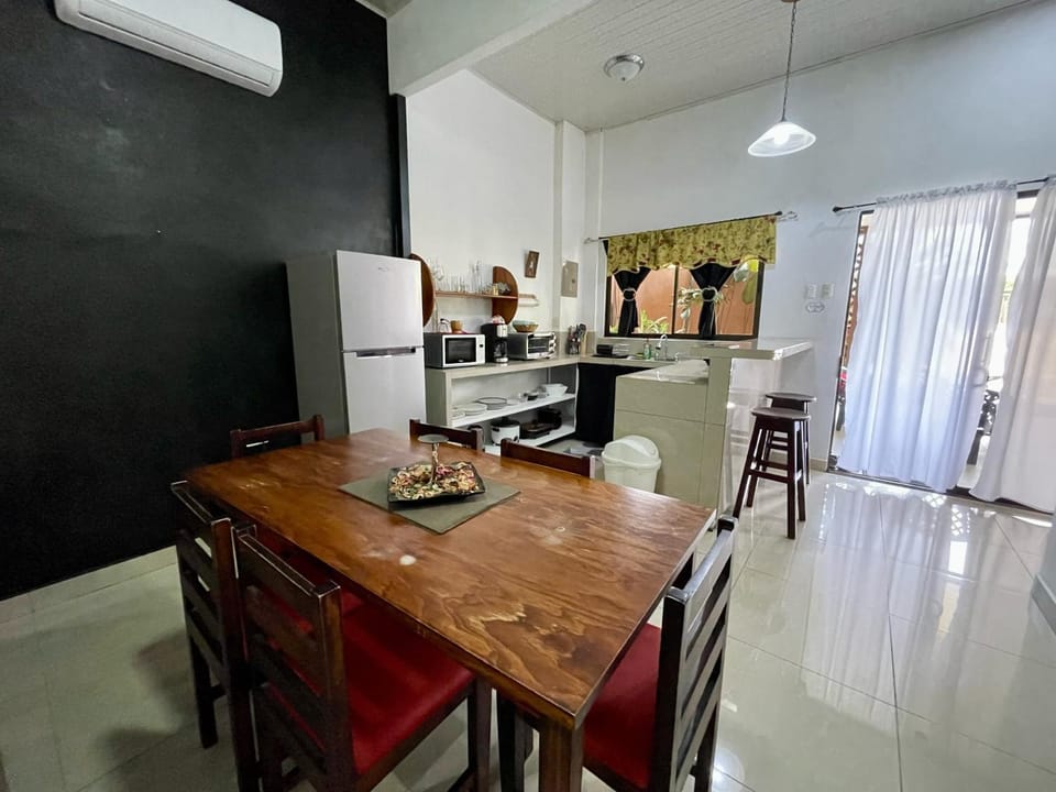 Patio, Coffee/tea facilities, Kitchen or kitchenette, Seating area, Dining area, microwave, toaster, air conditioner