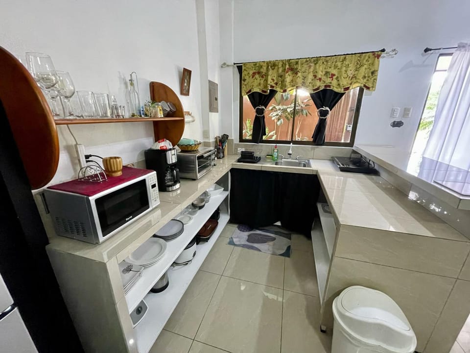 Coffee/tea facilities, Kitchen or kitchenette, Garden view, microwave, stove