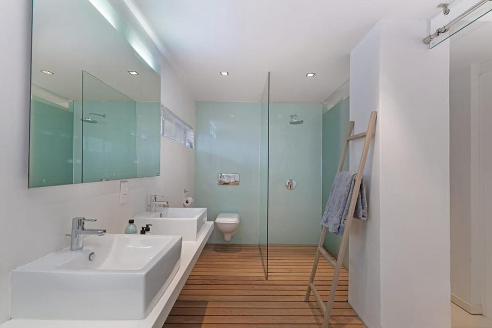 City Oasis Walk to V&A CTICC Secure Parking Apartment in Cape Town