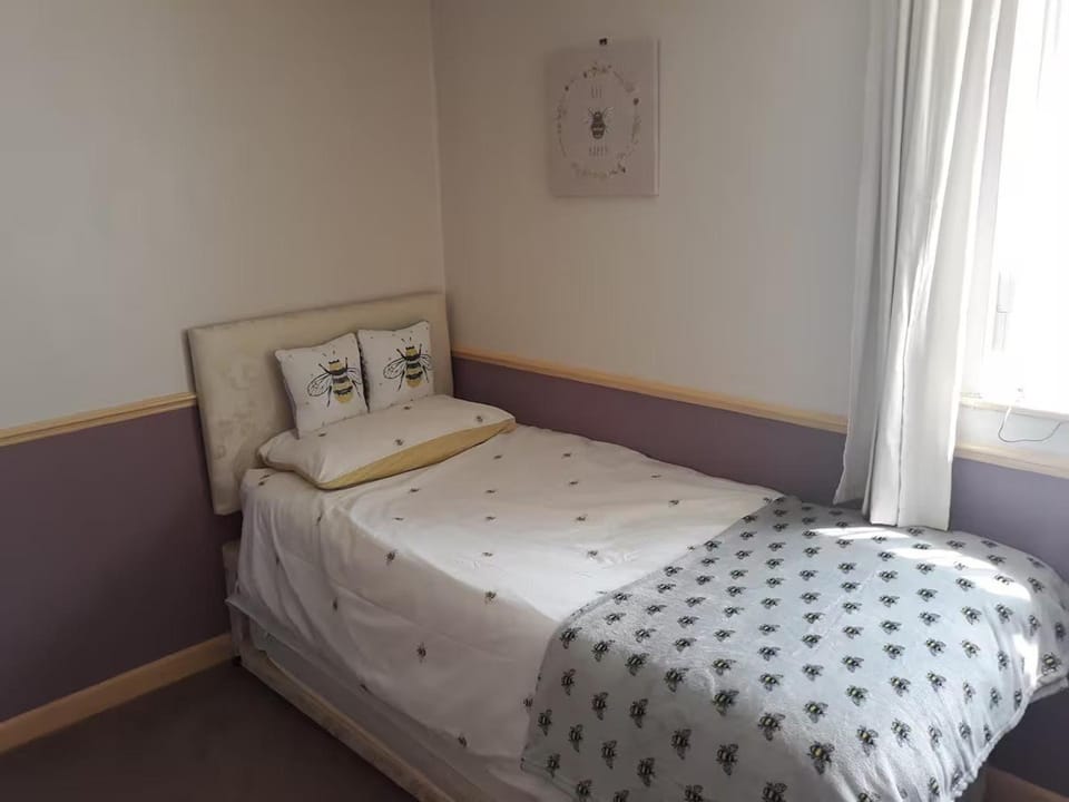 Bed, View (from property/room), Photo of the whole room, Decorative detail, Bedroom
