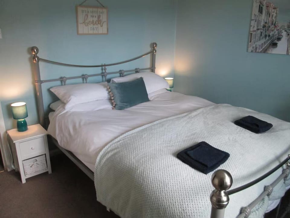 Bed, Photo of the whole room, Decorative detail, Bedroom, towels