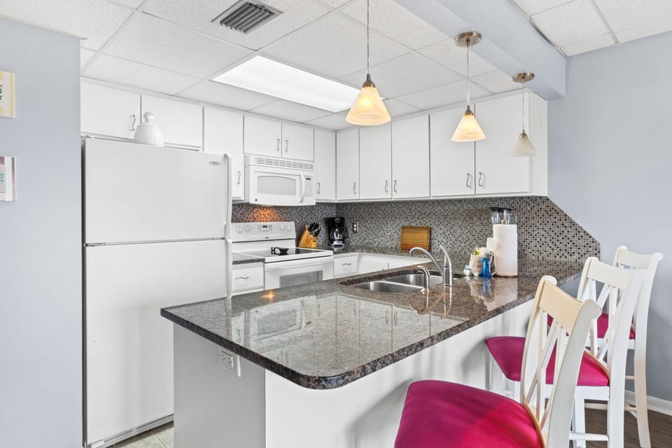 Kitchen or kitchenette, dishwasher, minibar, oven, stove