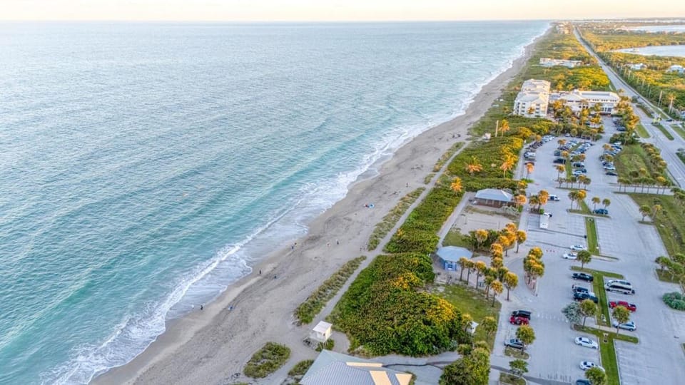 3-BR- Stylish Beach House with Heated Pool House in Jensen Beach