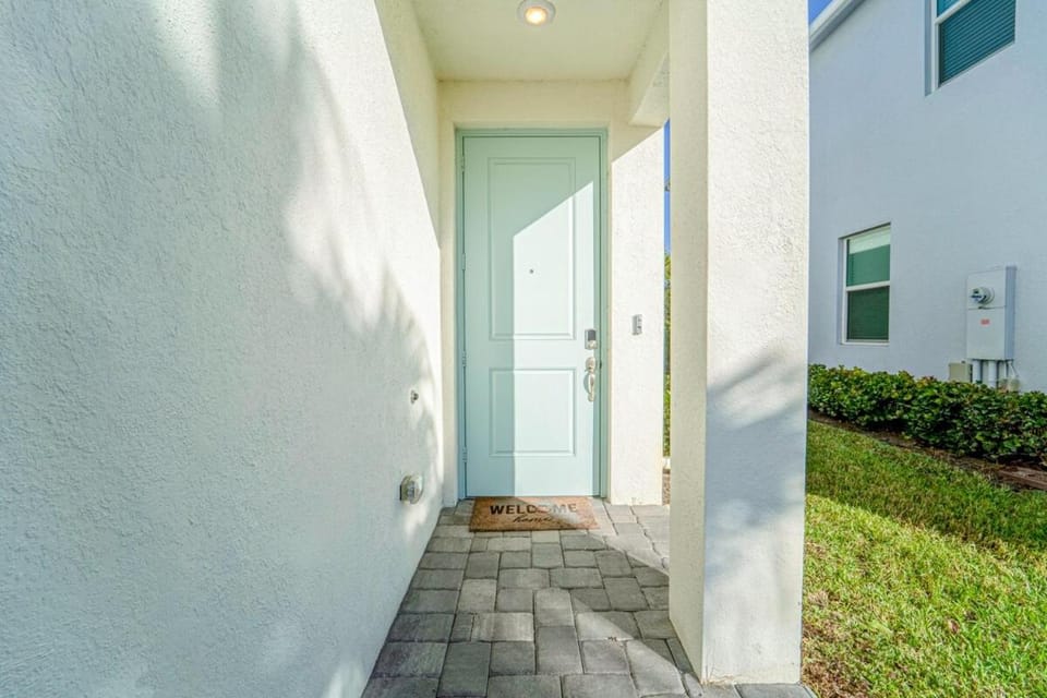 3-BR- Stylish Beach House with Heated Pool House in Jensen Beach