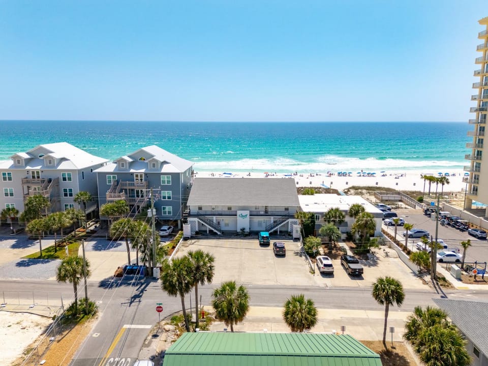 Property building, Day, Neighbourhood, Natural landscape, Bird's eye view, Beach, Street view, Location, Parking