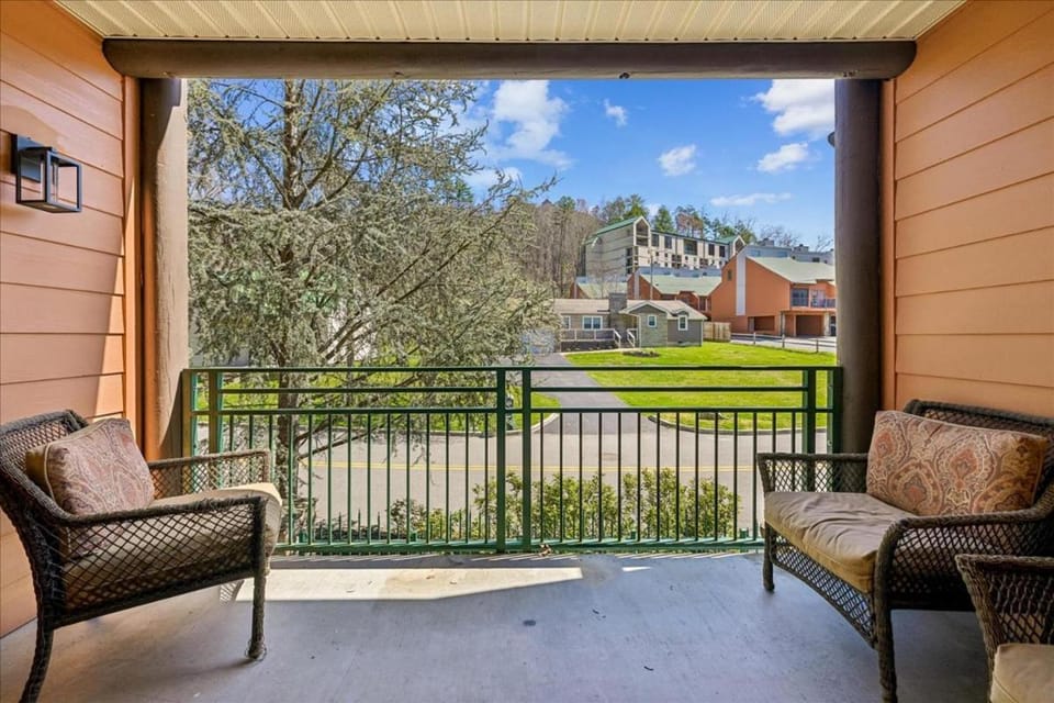 Day, Neighbourhood, Balcony/Terrace, Seating area