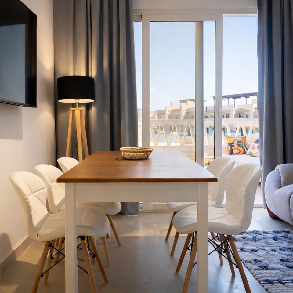 TV and multimedia, Living room, Seating area, Dining area