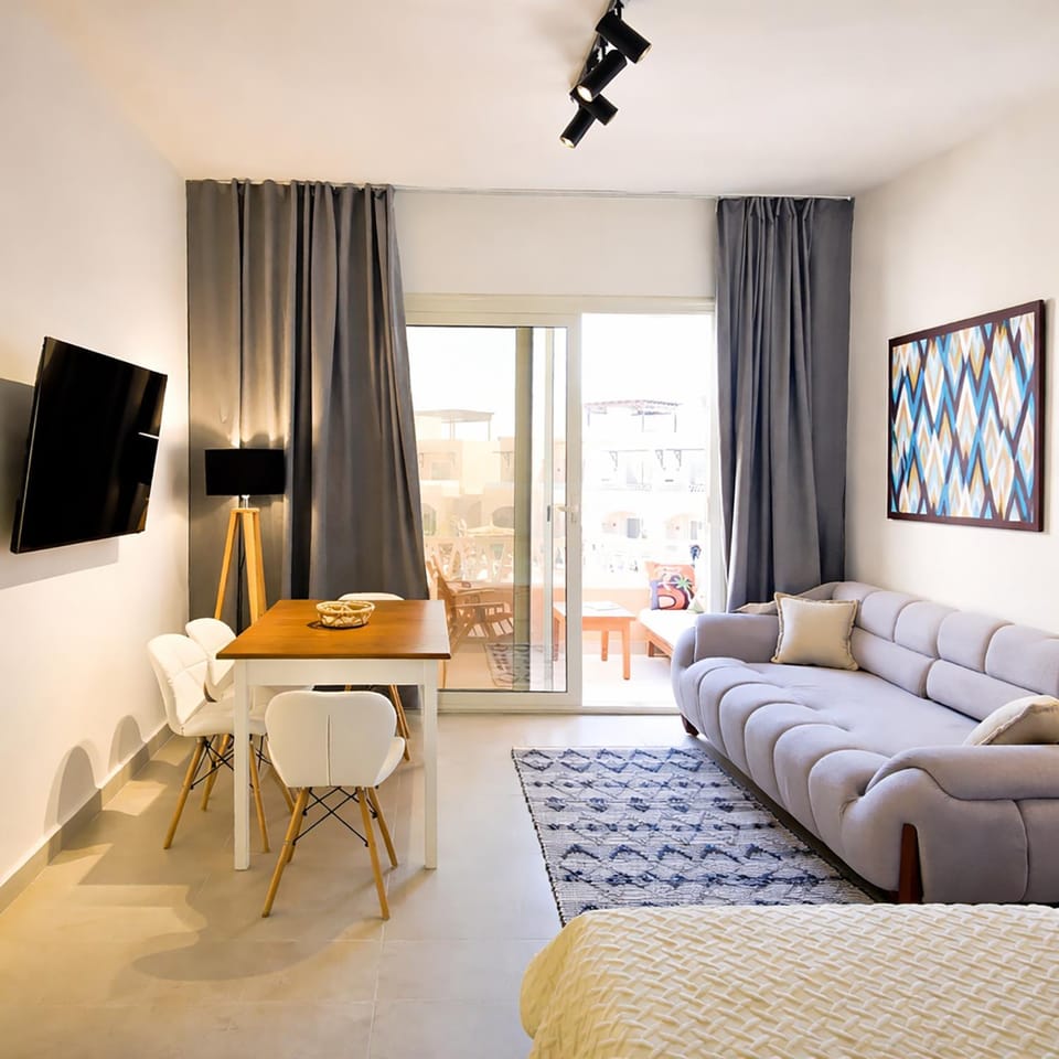 Bed, TV and multimedia, Living room, Photo of the whole room, Seating area, Bedroom