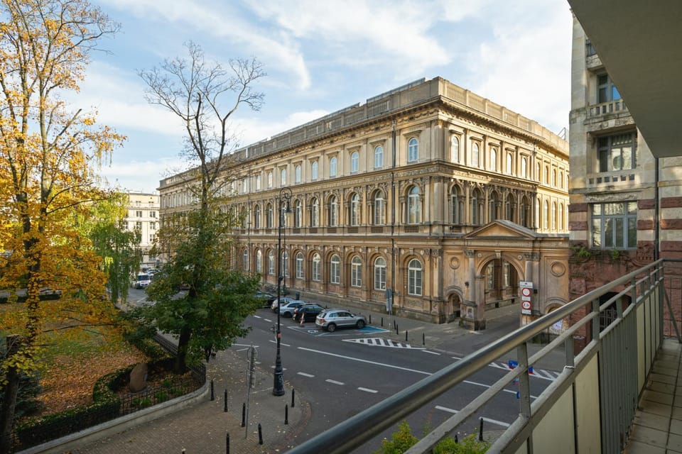 Property building, Day, Neighbourhood, City view, Street view, Location, Parking