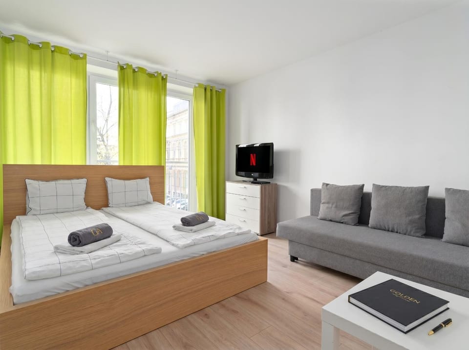 Communal lounge/ TV room, Bed, TV and multimedia, Living room, Photo of the whole room, Seating area, Evening entertainment, Bedroom, towels