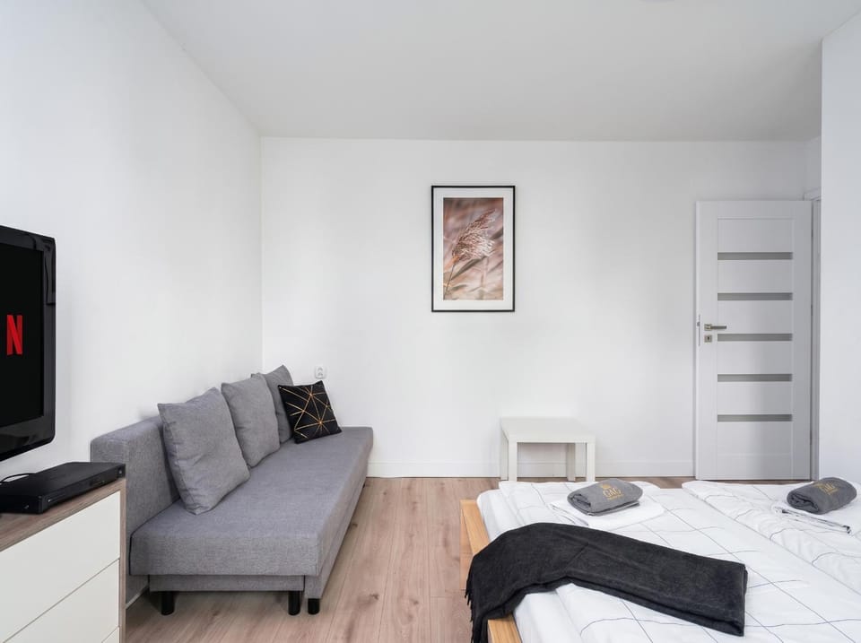 Communal lounge/ TV room, Bed, TV and multimedia, Living room, Photo of the whole room, Seating area, Evening entertainment, Bedroom
