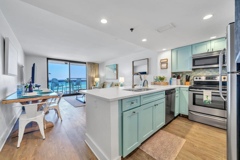 Day, TV and multimedia, Balcony/Terrace, Kitchen or kitchenette, Living room, Seating area, Dining area, furniture, microwave, oven