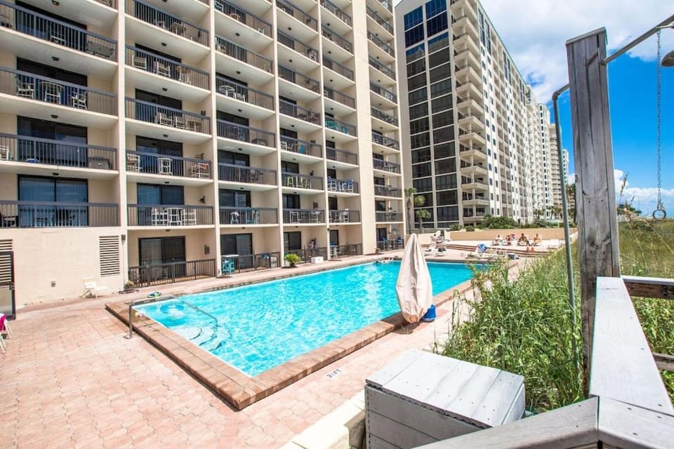 Property building, Day, Balcony/Terrace, Swimming pool