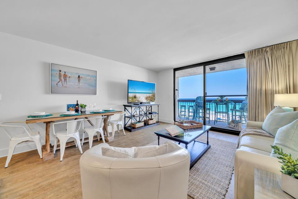 Day, TV and multimedia, Balcony/Terrace, Living room, Seating area, Dining area, Sea view, furniture
