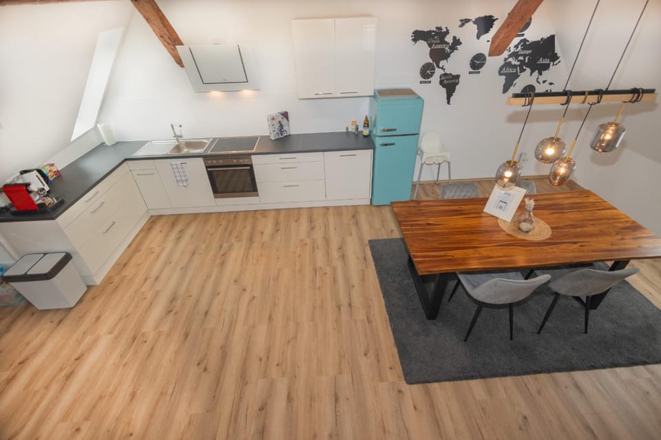 Kitchen or kitchenette, Dining area