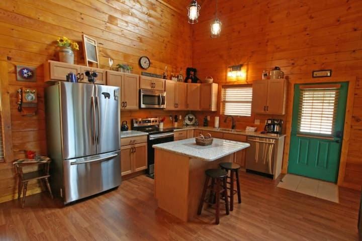 Chipmunk Haven- Mountain Views and Bear Visits Chalet in Gatlinburg