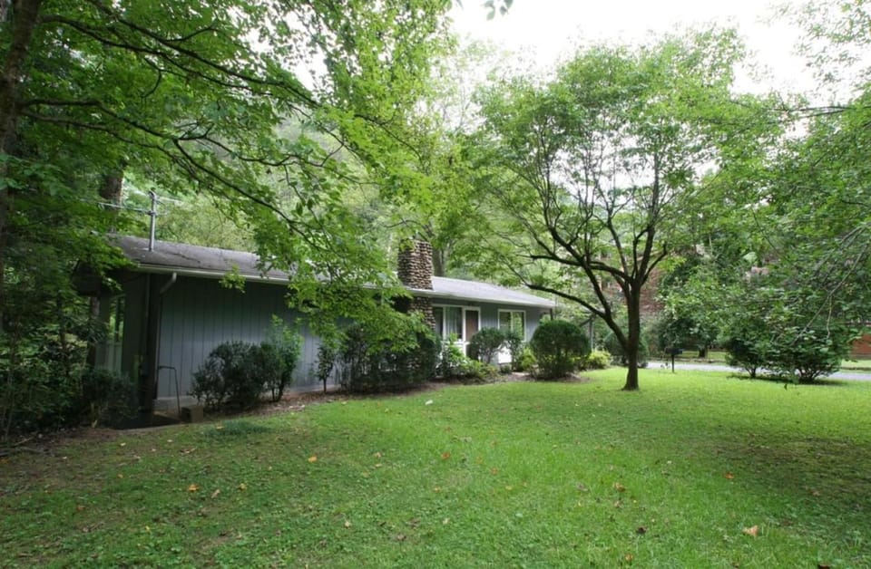 Kingfisher- River Frontage Property House in Gatlinburg