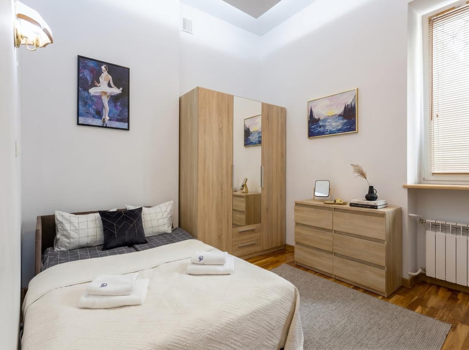 Bed, TV and multimedia, Kitchen or kitchenette, Living room, Photo of the whole room, Seating area, Bedroom, hair dresser, towels, wardrobe